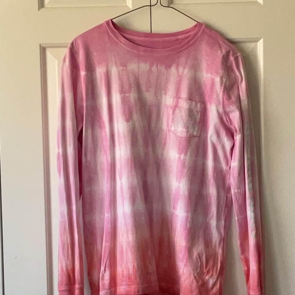 Long sleeve pink tie-dye vineyard vines cotton T-shirt.